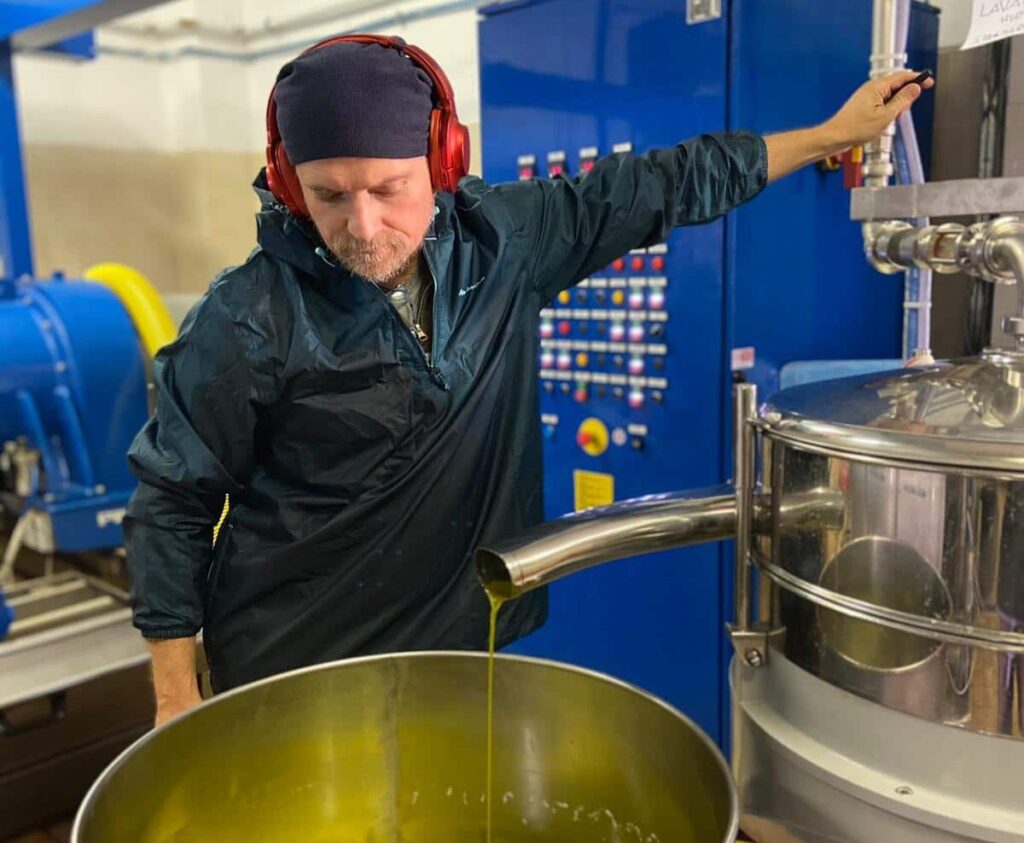 Il momento delluscita dellolio al frantoio pagliaia e1695302151686